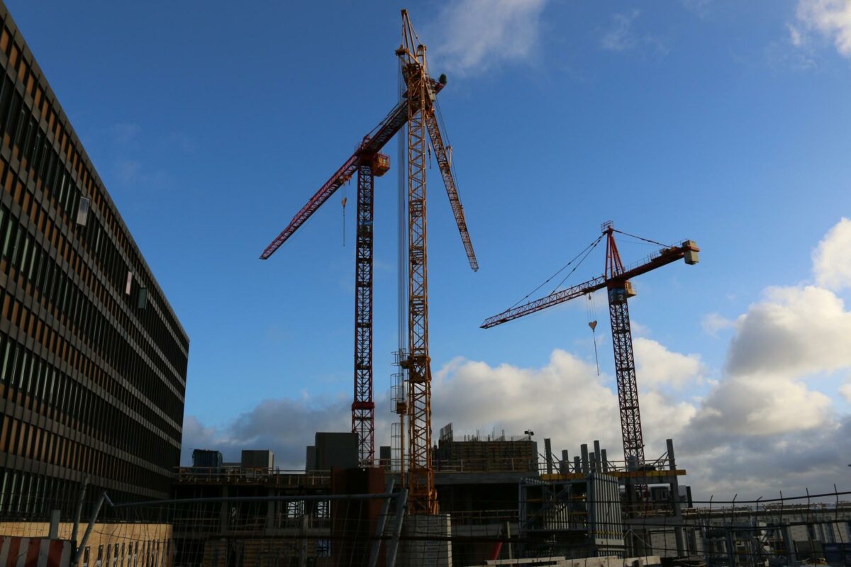 Det er svært at gøre noget mod de brådne kar i byggebranchen. Det er arbejdsgivere og -tagere enige om. Foto: Colourbox.