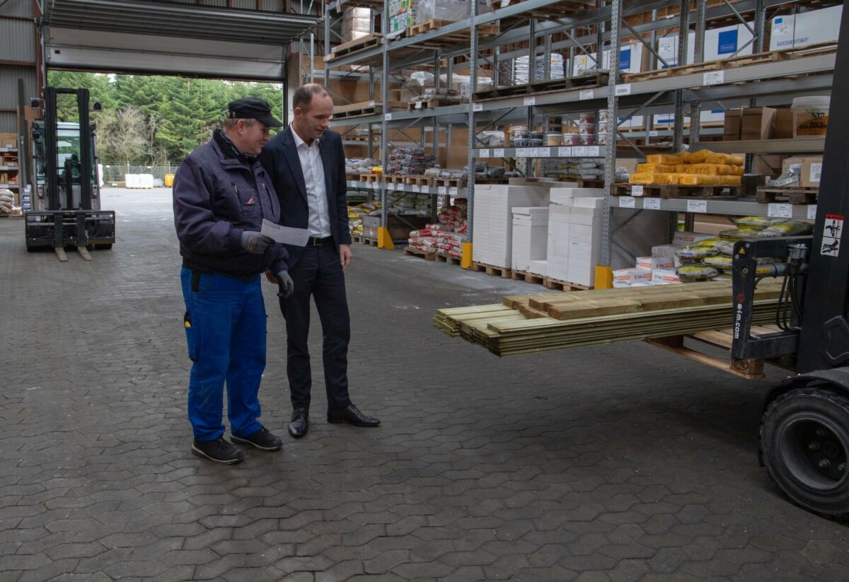 Direktør Henrik Clausen (th) med medarbejder Lars Juhl på en af tømmerhandlens 13 fysiske butikker. Pressefoto.