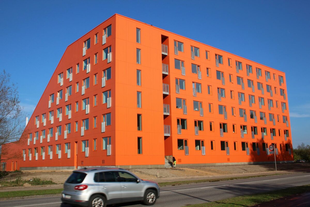 Det orange byggeri med ungdomsboliger i Kolding får en tilbygning med 61 nye boliger. Foto: Kolding Kommune.