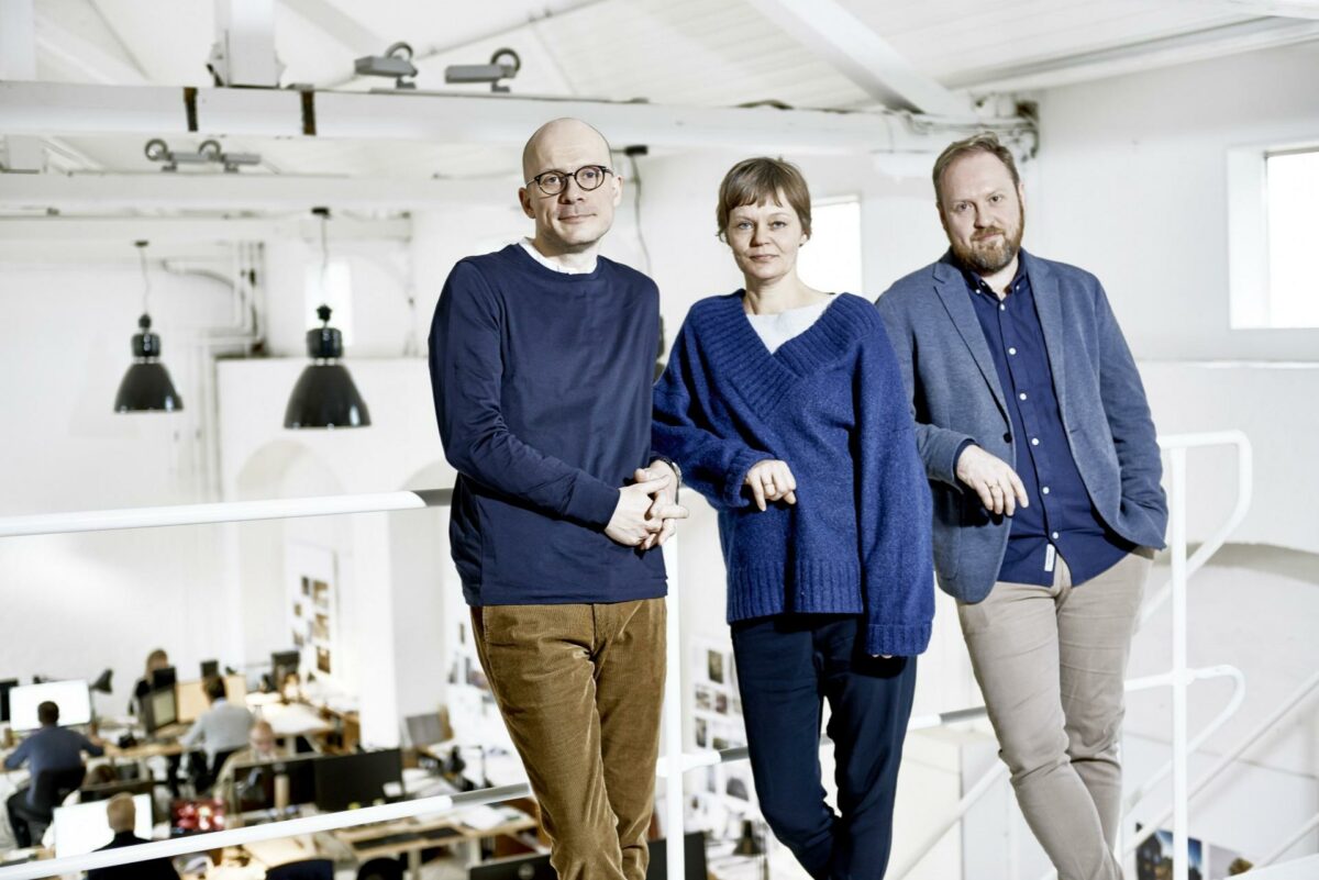 Søren Harder Nielsen (tv.) er indtrådt som partner i Cornelius Vöge, hvor han nu udgør partnerkredsen sammen med Nanna Vöge (i midten) og Dan Cornelius. Pressefoto.