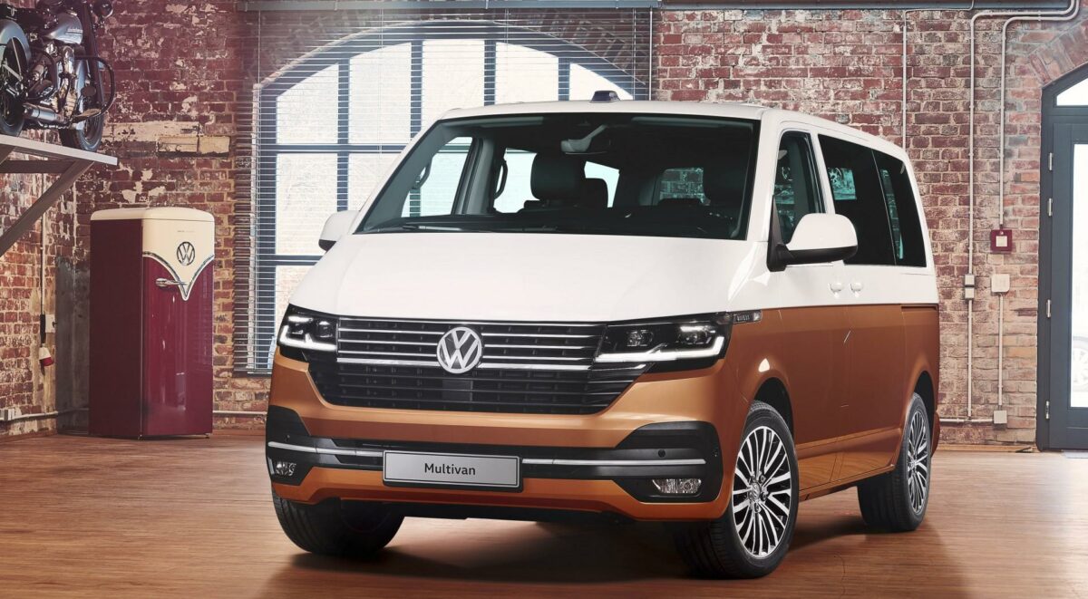 VW T6.1 har fået et større luftindtag og en ny dobbelt krombøjle, der forløber i hele bilens bredde. Foto: VW.