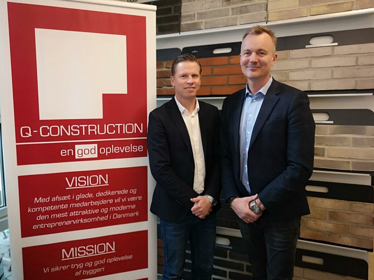 Bestyrelsesformand i Q-Construction A/S og medejer Poul Bærentsen (th.) fejrer sammen med administrerende direktør, medejer og stifter Morten Rankenberg, at man netop har har opkøbt Bolinds bygge- og renoveringsaktiviteter. Foto: Q-Construction A/S.