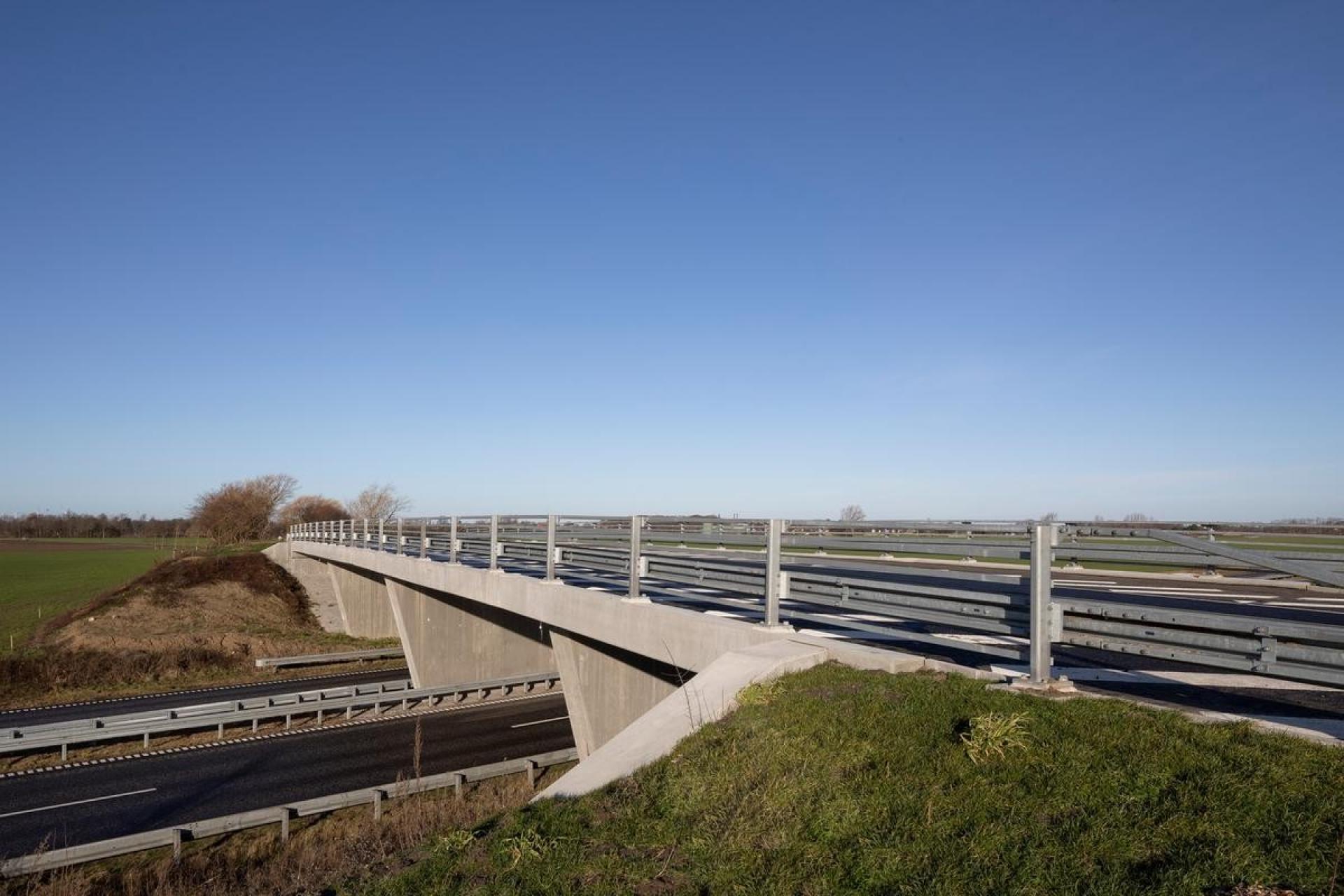 Den grønne beton er brugt i dele af en ny jernbanebro på Kærstrupvej ved Rødby på Lolland. Foto: Torben Eskerod.