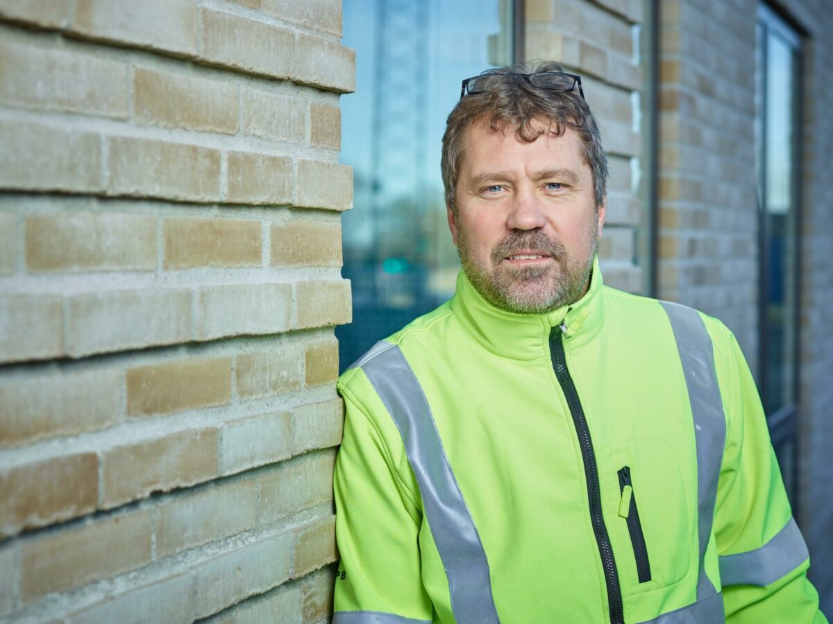I HP Byg arbejder vi kontinuerligt ud fra den filosofi, at vi vil have tilstrækkeligt med styringsressourcer på vores byggesager. Vi lægger stor vægt på planlægning, og så har vi øvet os i at bygge boliger gennem mange år. Det er vi blevet rigtig gode til, forklarer adm. direktør Henrik Petersen. Pressefoto.