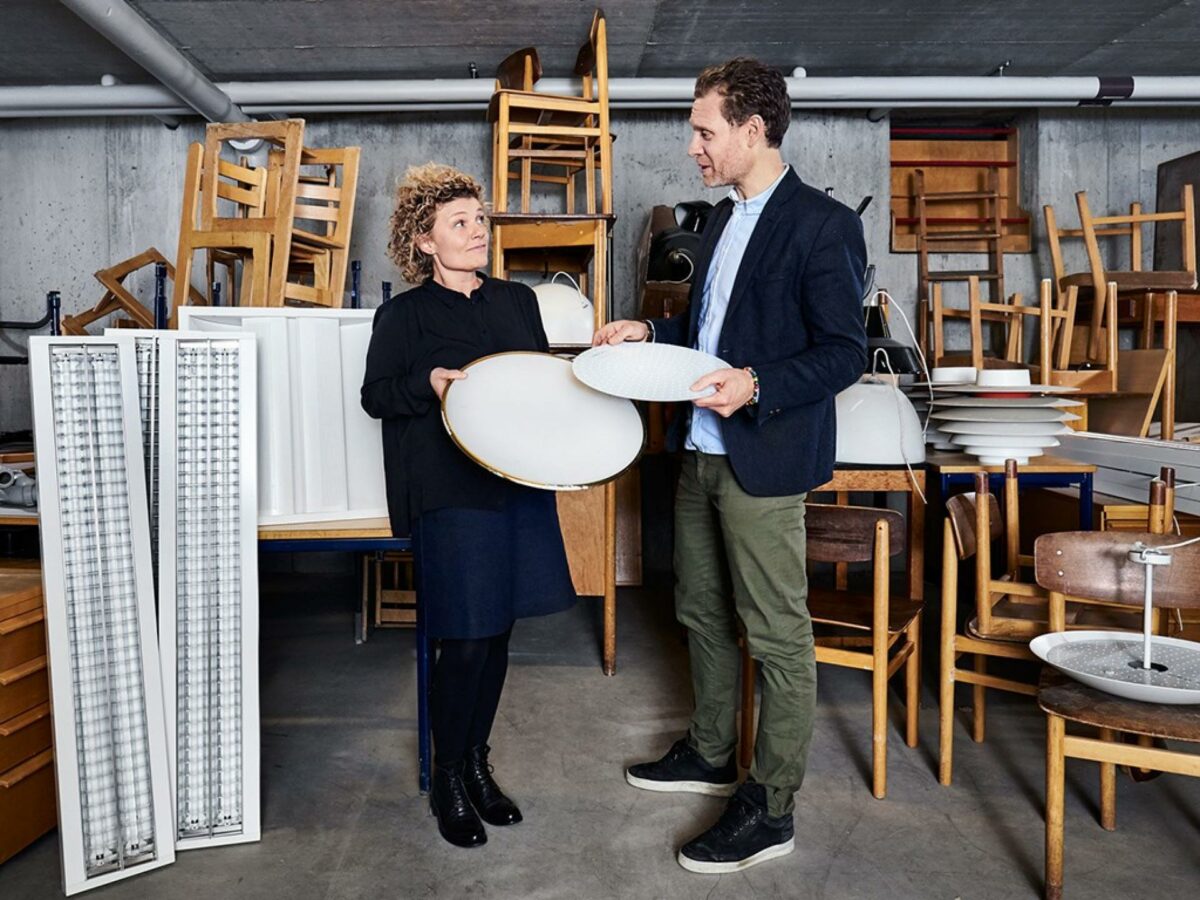 Olga Truelsen og Kasper Kläning med brugte lysarmaturer i kælderen på Holberg Skolen i Kbh. Foto: Jonathan Weimar.