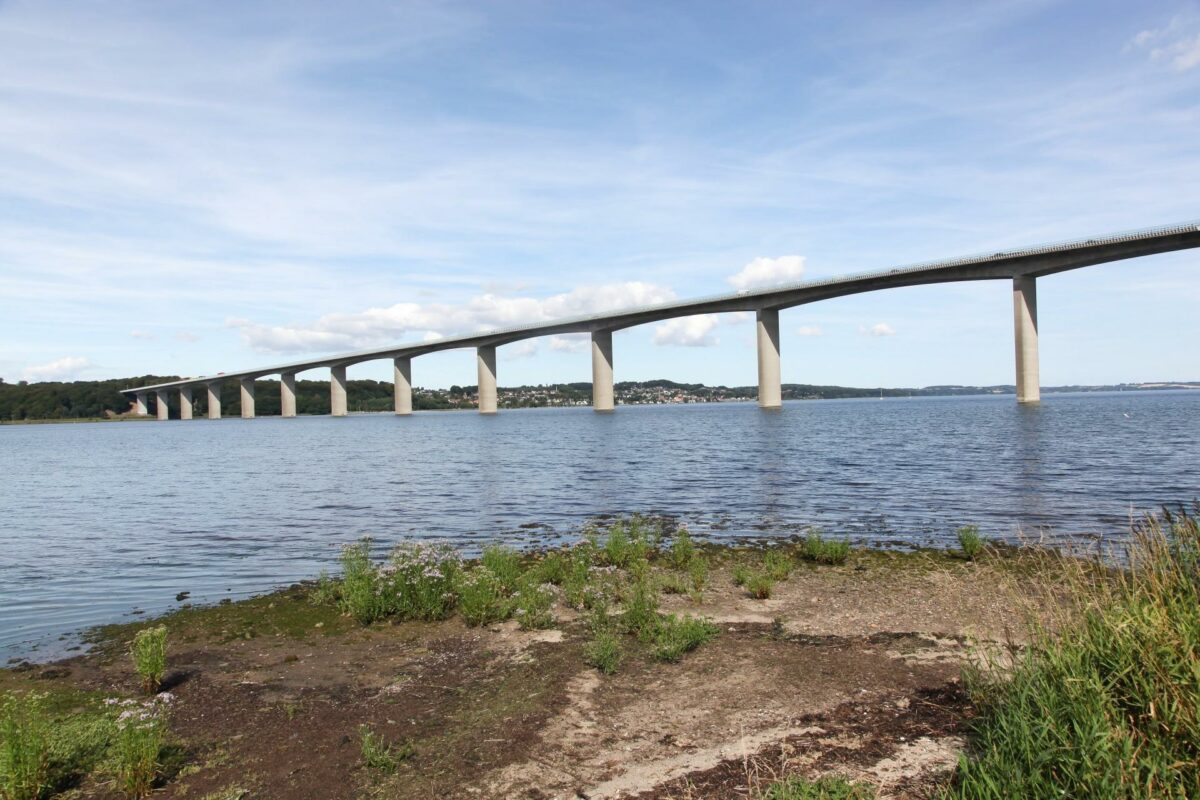 Vejle Fjord broen stod til at få en fætter i en ny togbro. Med regeringens nye infrastrukturplan er det projekt blevet sakset. Foto: Colourbox.