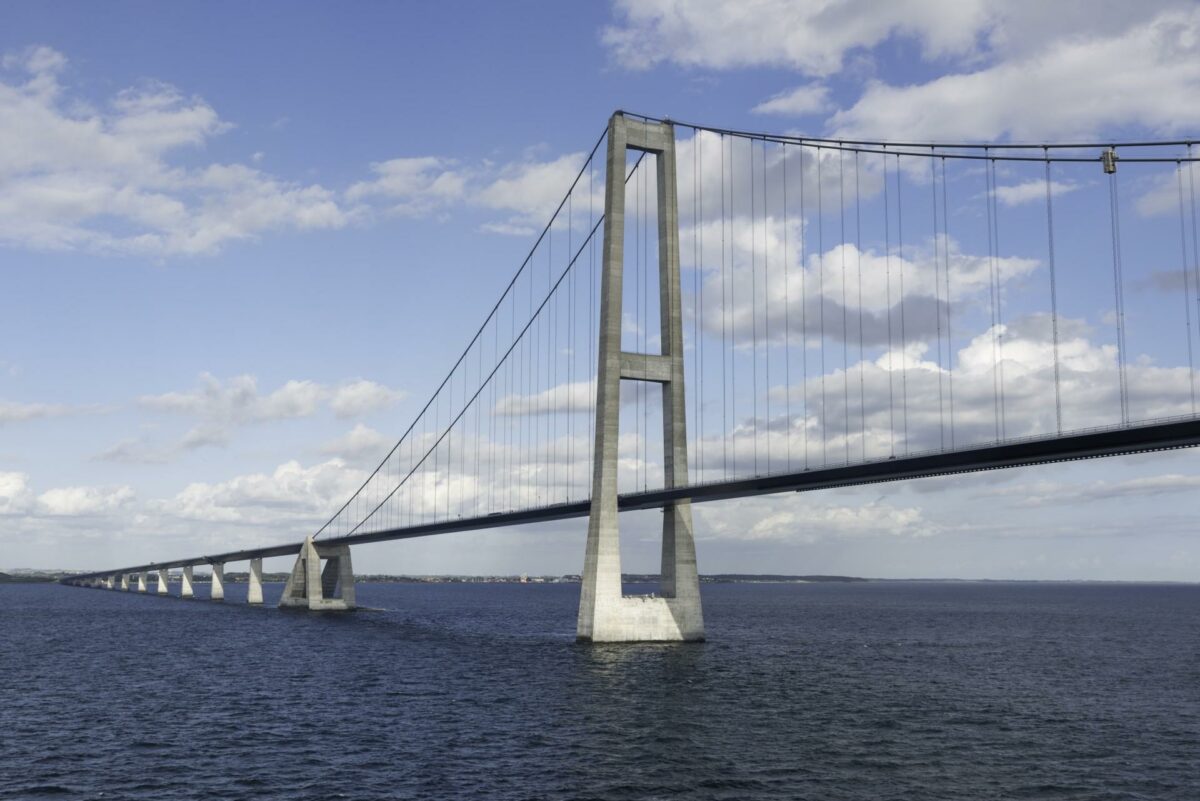 Regeringen er ikke færdig med at drømme om store broprojekter som her Storebælt. Kattegat er næste skridt i ny infrastrukturplan, og Sund og Bælt Holdning er med på sidelinjen. Foto: Colourbox