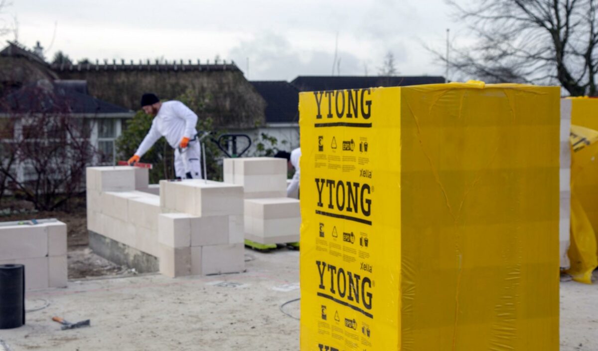 I Vejle er man i gang med at bygge et hus med Ytong Energy+, som er byggesten og isolering i ét. En succes for Jely Huse, som er entreprenør. Foto: Jely.