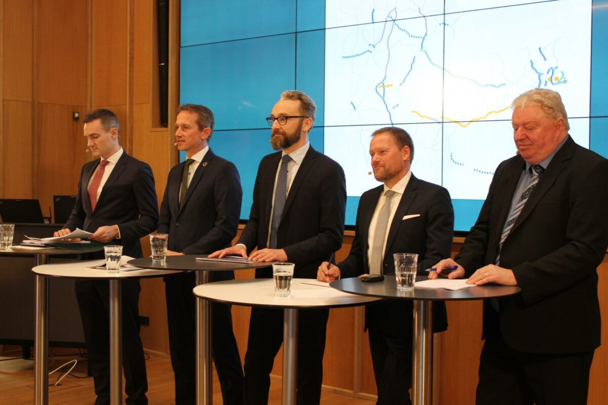 Fem borgerlige mænd præsenterer trafikplanen for de kommende 10 år. Foto: Louise Gregersen.