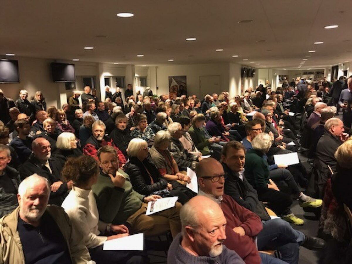 Der var godt fyldt i Jydsk Væddeløbsbanes restaurant onsdag aften, hvor der var en del, der stod op, selvom der var sat stole op til 200 mand. Foto: Ashkan Eftekhari.