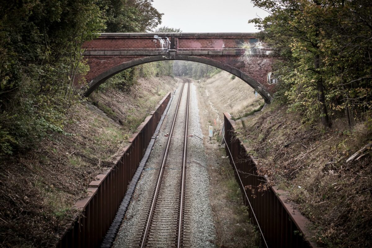 DSB ejer mange arealer langs banestrækninger rundt om i landet, og nu har man fået ret til at udvikle dem med henblik på langsigtet profit af Folketinget. Foto: Colourbox.