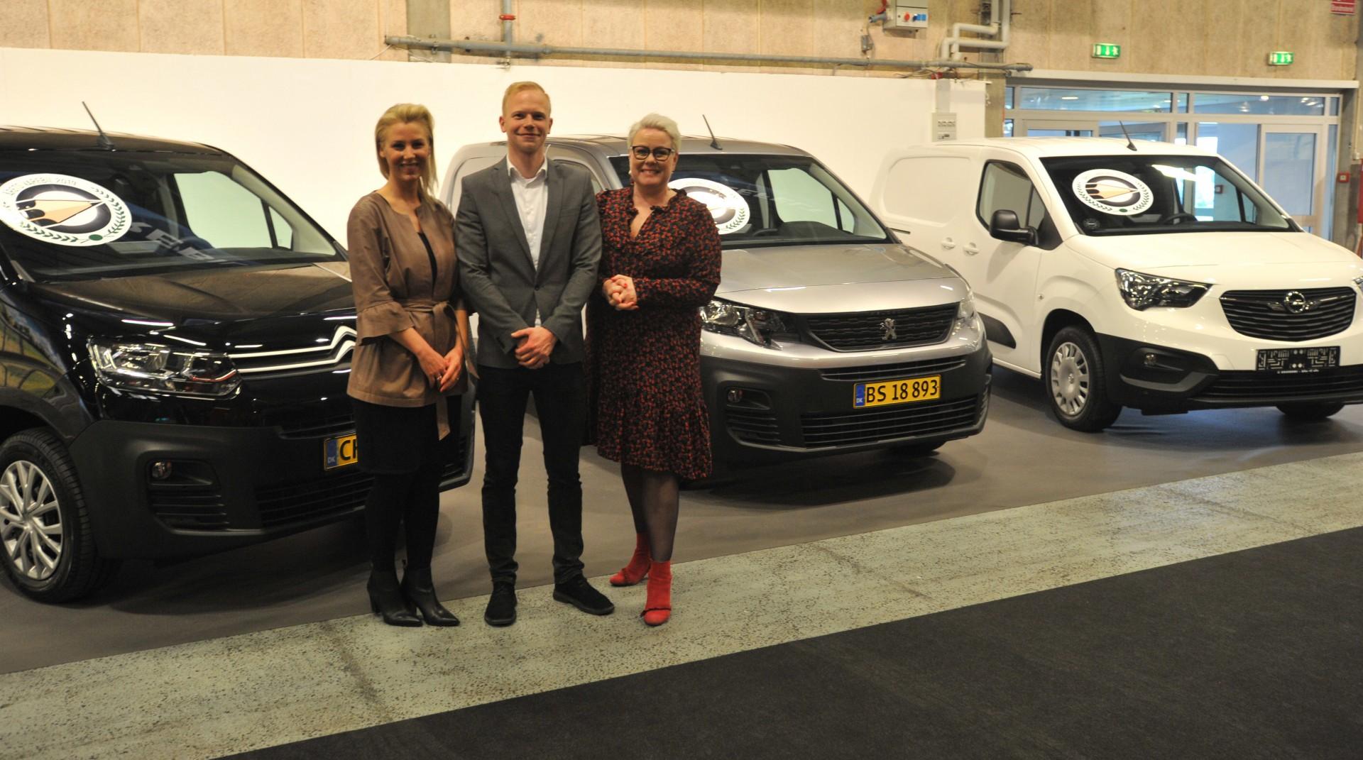 Vinderbilerne blev repræsenteret af Trine Krastrup fra Citroën (tv) og Hanne Langsig fra Opel og Peugeot. I midten Andreas Lang Hedegaard fra MKD.