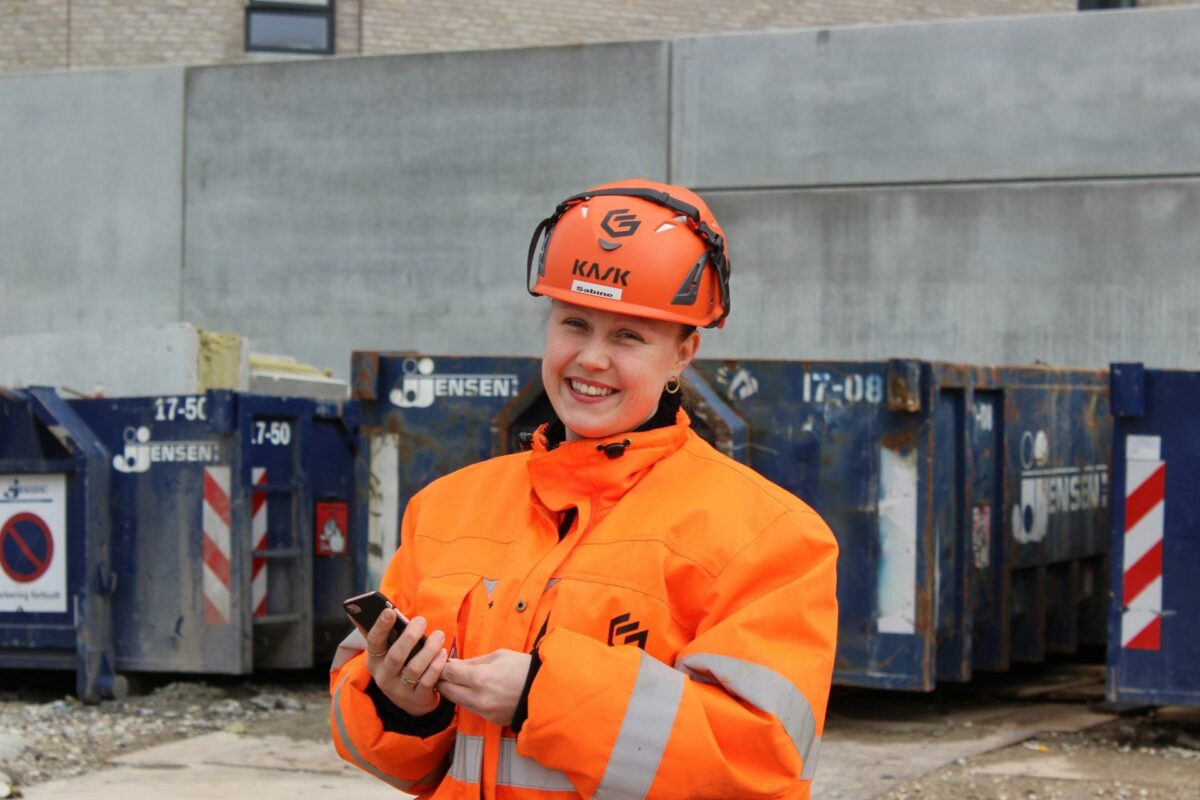 Sabine Svendsen er kvinde i et mandefag. Hun mener, at byggebranchen bør blive bedre til at få udbytte af det kvinder kan. Foto: Louise Gregersen.