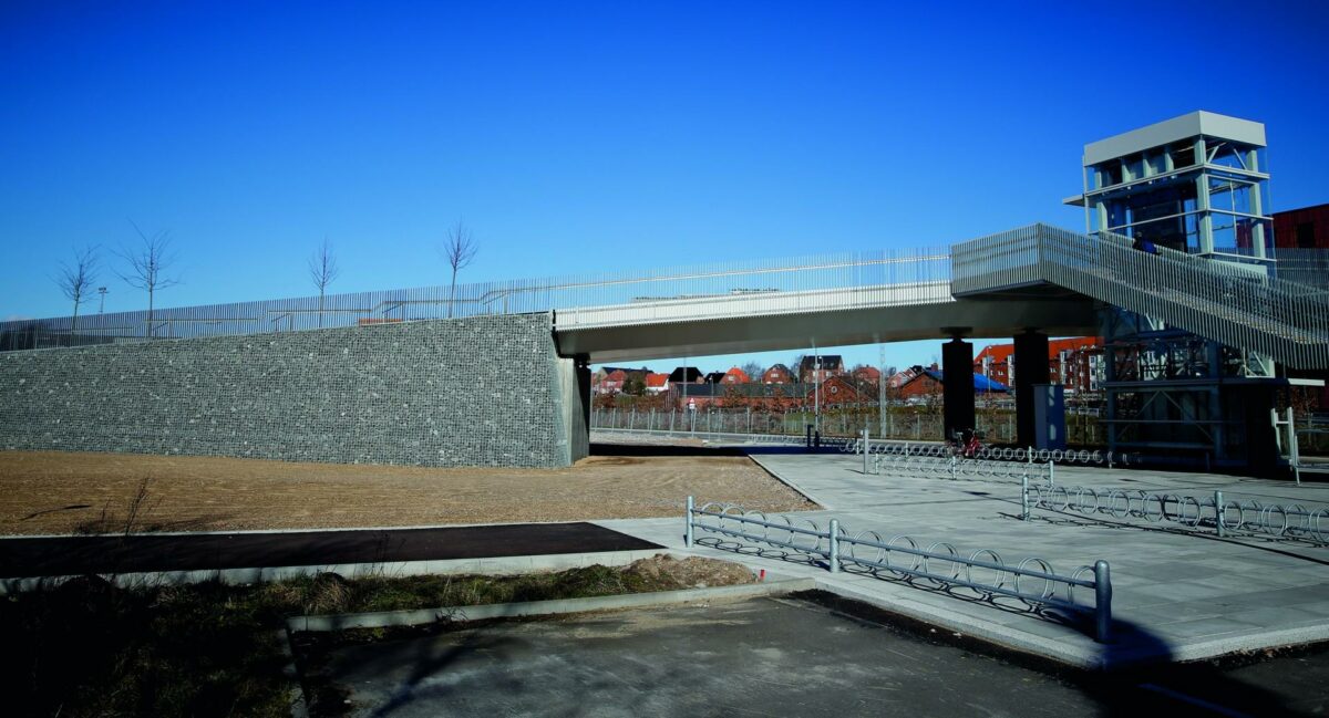 Hærvejsbroen i Viborg med dens 4,2 meter høje støttemur bestående af granitskaller bag galvaniseret stålnet.