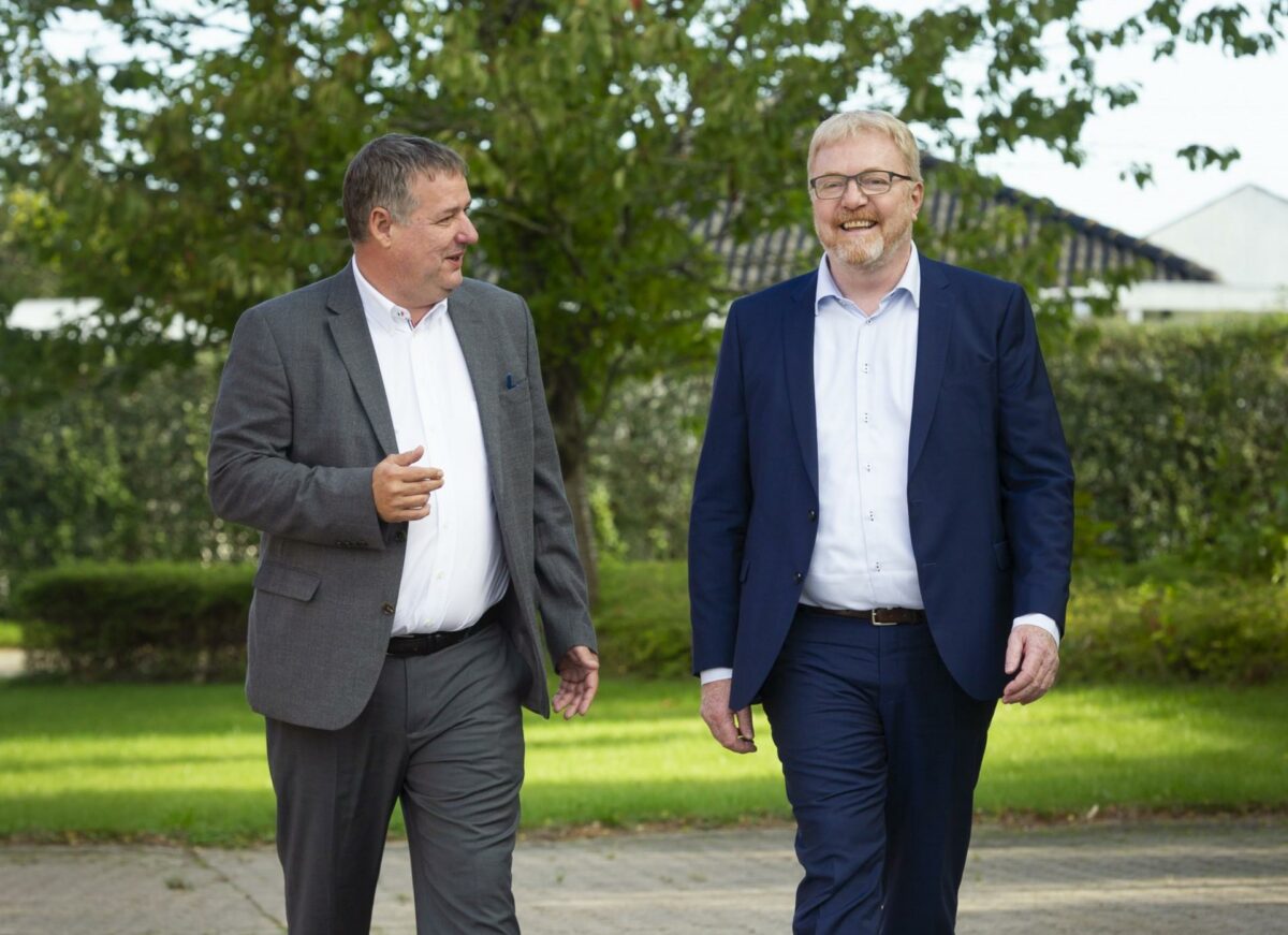 Henrik Fugmann (til venstre) og Fleming Frederiksen (til højre) ved endnu ikke, hvem der bliver formand i den fælles organisation. Foto: Pressefoto/Tekniq.