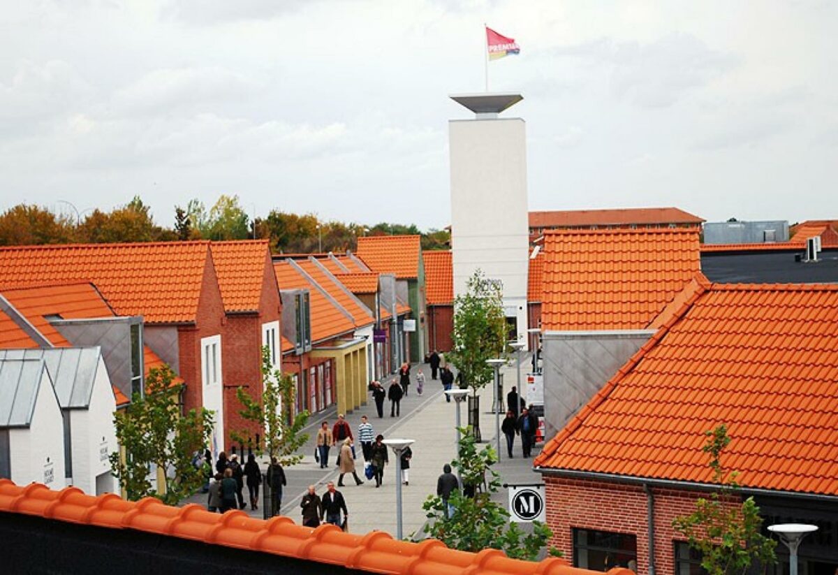Det er primært shoppingcentre som her Ringsted Outlet, som projektudviklerne hos TK Development har tabt store penge på. Foto: TK Development.
