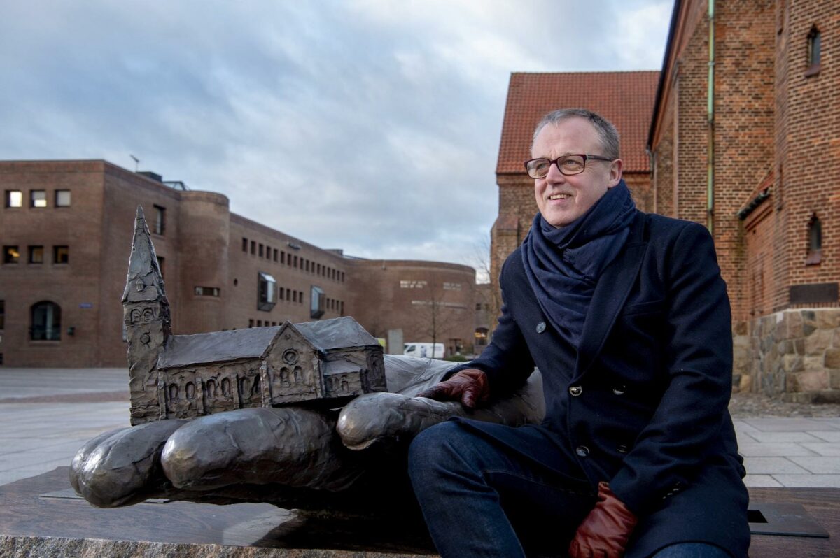 Jesper Larsen fra Holstebro Udvikling P/S har valgt tre hold arkitekter til at byde ind med et nyt udseende til byens gamle sygehusgrund på 70.000 kvadratmeter. Foto: Holstebro Udvikling P/S.