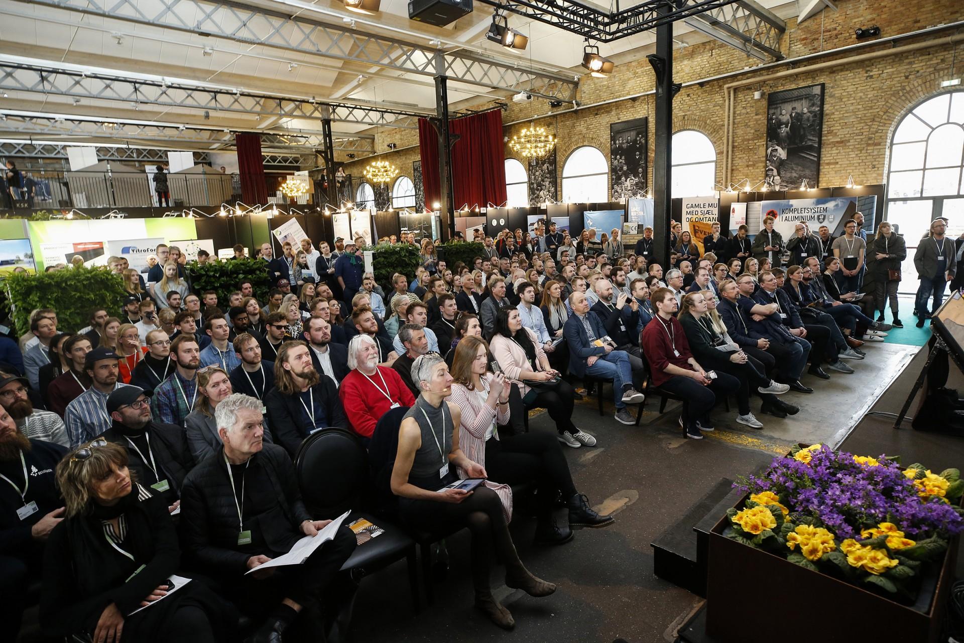 Stor tilslutning foran scenerne. Pressefoto.