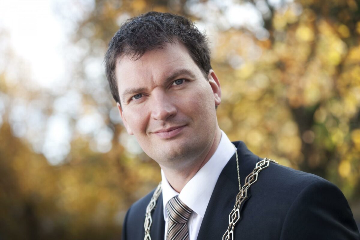 I Vallensbæk er tidligere bygherrerådgiver Henrik Rasmussen borgmester. Kommunen har samtidig landets korteste byggesagsbehandlingstid. Foto: Vallensbæk Kommune.