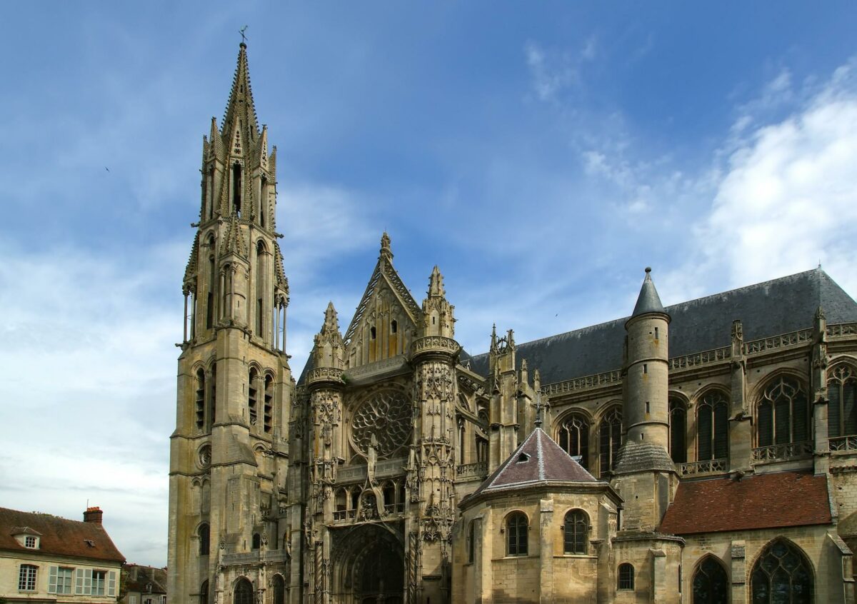 Spiret og andre dele af Notre Dame blev raseret af branden forleden. Foto: Colourbox.
