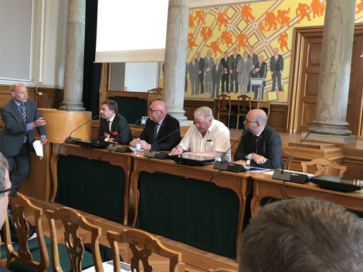 Til konferencen debatterede de tre ordførere Kristian Pihl-Lorentzen (V), Kim Christiansen (DF) og Rasmus Prehn (S) med den norske statssekretær Allan Ellingsen (tv.). Foto: Louise Gregersen.