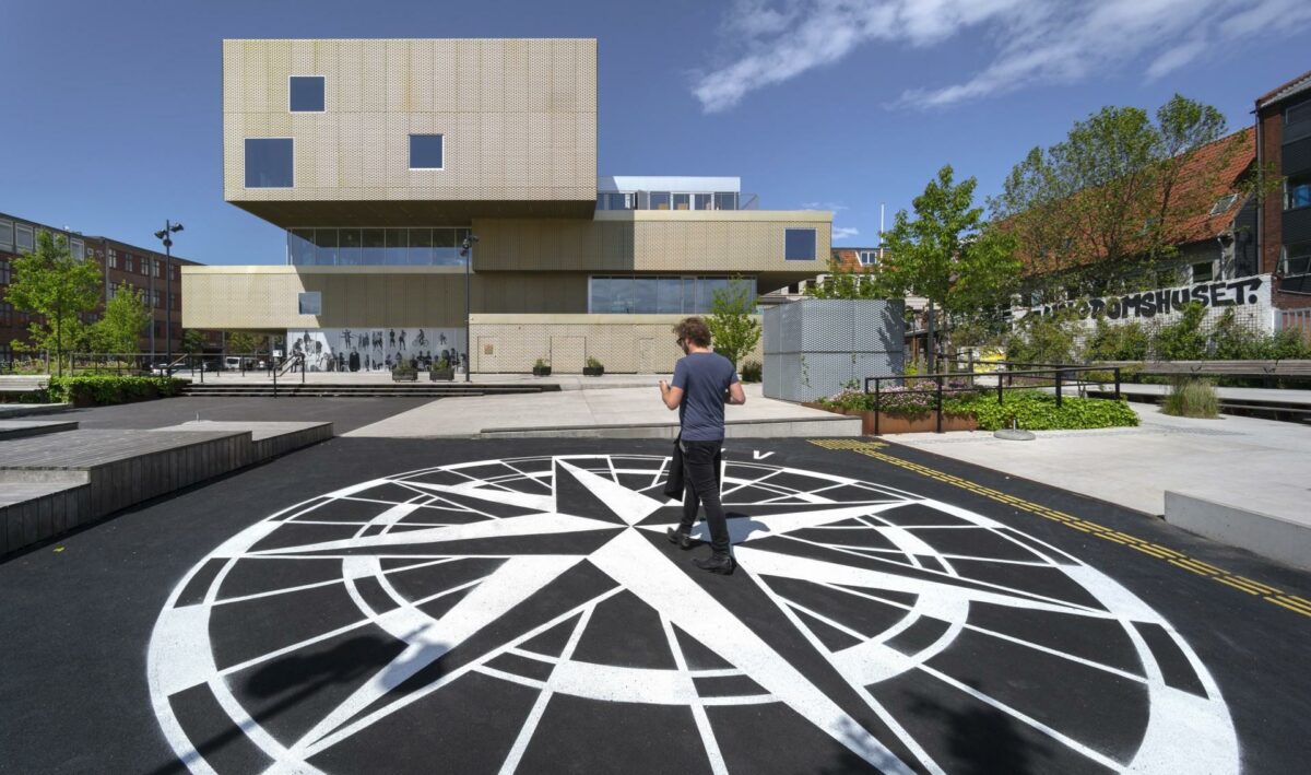 Vinder af Dansk Landskabspris 2017 ? Forpladsen ved Nordvest Bibliotek og kulturhus. Landskabsarkitekter: Schønherr, COBE og TRANSFORM. Ingeniør: Grontmij. Entreprenør: Malmos. Foto: Jens Lindhe.