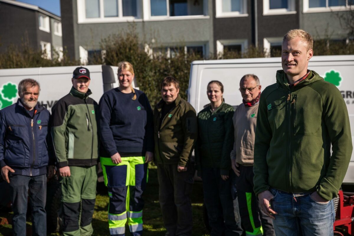 Med åbningen af den nye afdeling nær Holstebro tager Grøn Vækst et afgørende skridt mod at etablere sig som landsdækkende anlægsgartnervirksomhed i Danmark. Til højre ses den nye produktionsleder Mads Munksgaard. Foto: Grøn Vækst/Pressefoto.