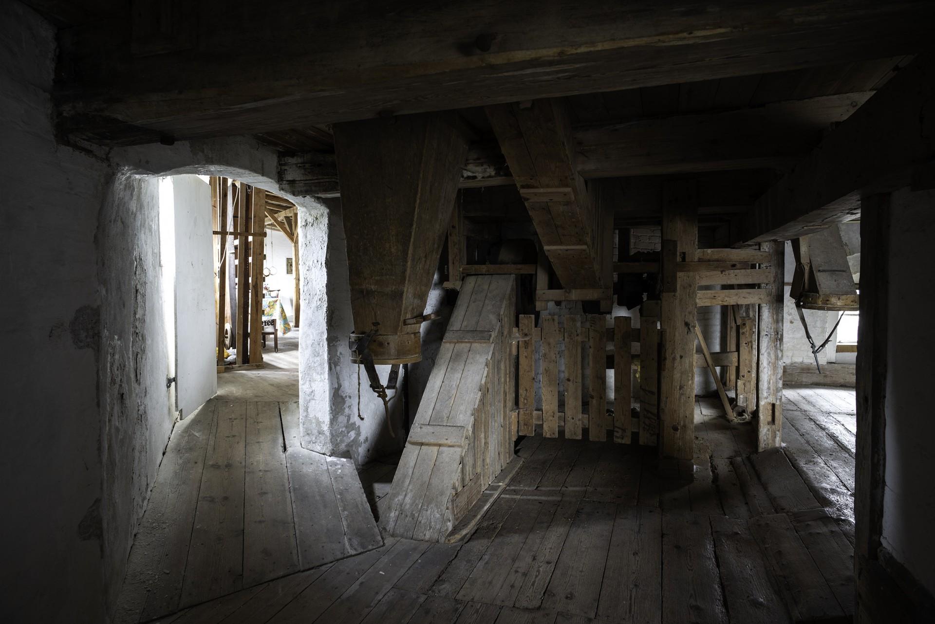 Adgangen mellem det første loft og magasinet. Magasinet er opført senere end møllen. Foto:Helene Høyer Mikkelsen/Realdania By & Byg.