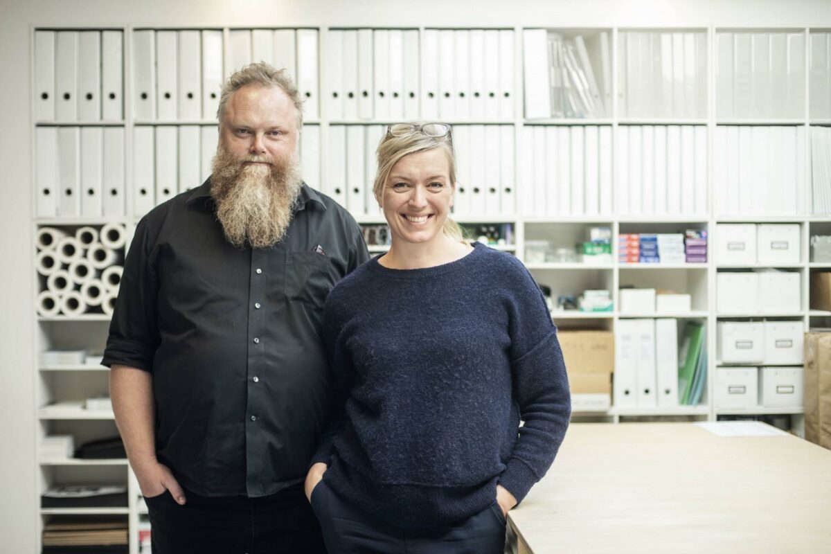 Mads Bjørn Hansen og Mette Tony fra Praksis Arkitekter har valgt at lukke firmaets kontor i København for at rykke medarbejderne til Tåsinge.