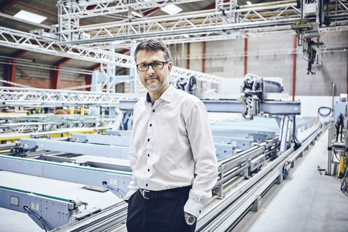 Administrerende direktør for Scandi Byg Thomas Raunsbæk ses her ved virksomhedens nye robotanlæg, der skal geare produktionen til fremtidens krav. Foto. Scandi Byg.