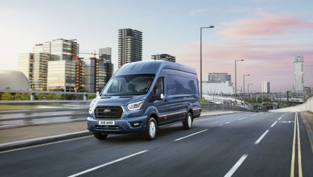 En ny to-tons Ford Transit kommer til Danmark i september med lavere vægt, mere udstyr og opdaterede motorer. Foto: Ford