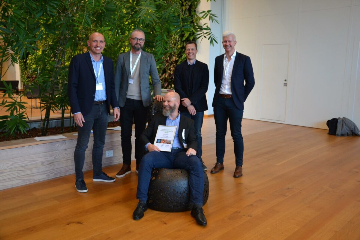 Sidste års vinder af Innovationsprisen (i midten) Henrik Milling fra Vitani, samt (bagest fra venstre) formand for Energiforum Danmark Lars Thygesen, og dommerpanelet Mads Thimmer fra InnovationLab, Mads Lyngby Pedersen fra Energiforskningsprogrammet og Søren Røn fra SE Next Step. Foto: Soffi Gantzhorn Hildebrand.