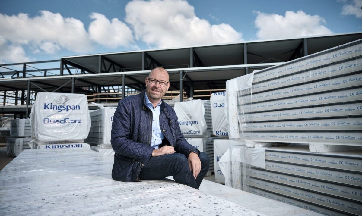 Direktør hos Kingspan Panels Per Røddik ved Randers Arena, hvor de 90 procent skumisoleres. Pressefoto.