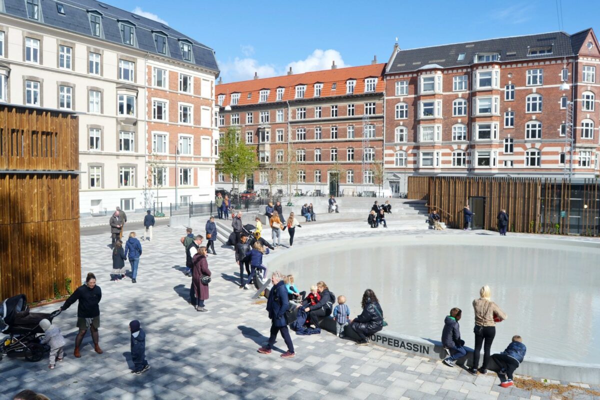 Langelands Plads sikrer parkeringspladser og grønne, rekreative ophold på Frederiksberg, men fungerer også som et integreret klimatilpasningsprojekt. Pressefoto.