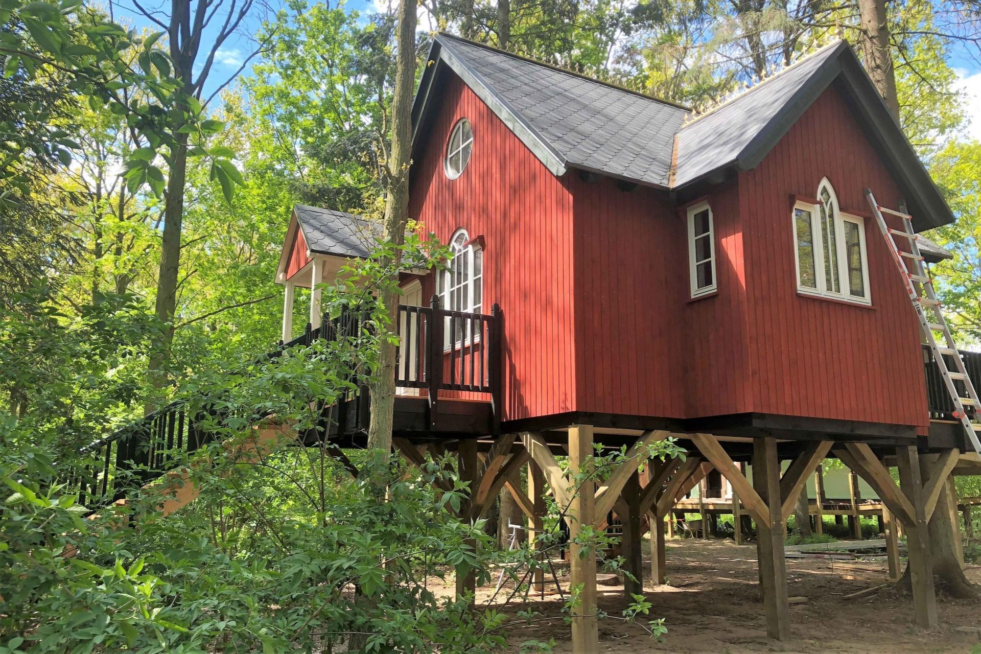 Den fiktive by ligger i en skov på Sjælland. Pressefoto.