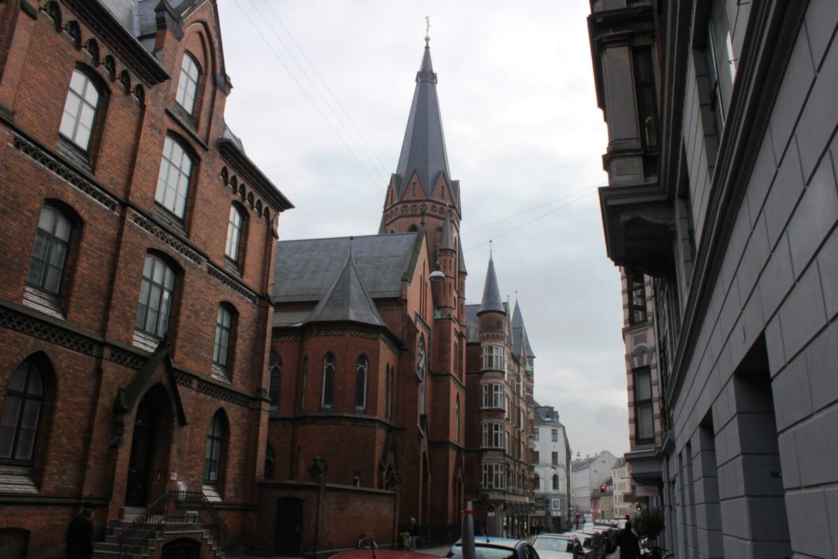 Jesu Hjerte Kirke på Vesterbro i København skal have en vedligeholdelsesplan, så man lettere kan styre de nødvendige renoveringsarbejder. Foto: Gaihede.