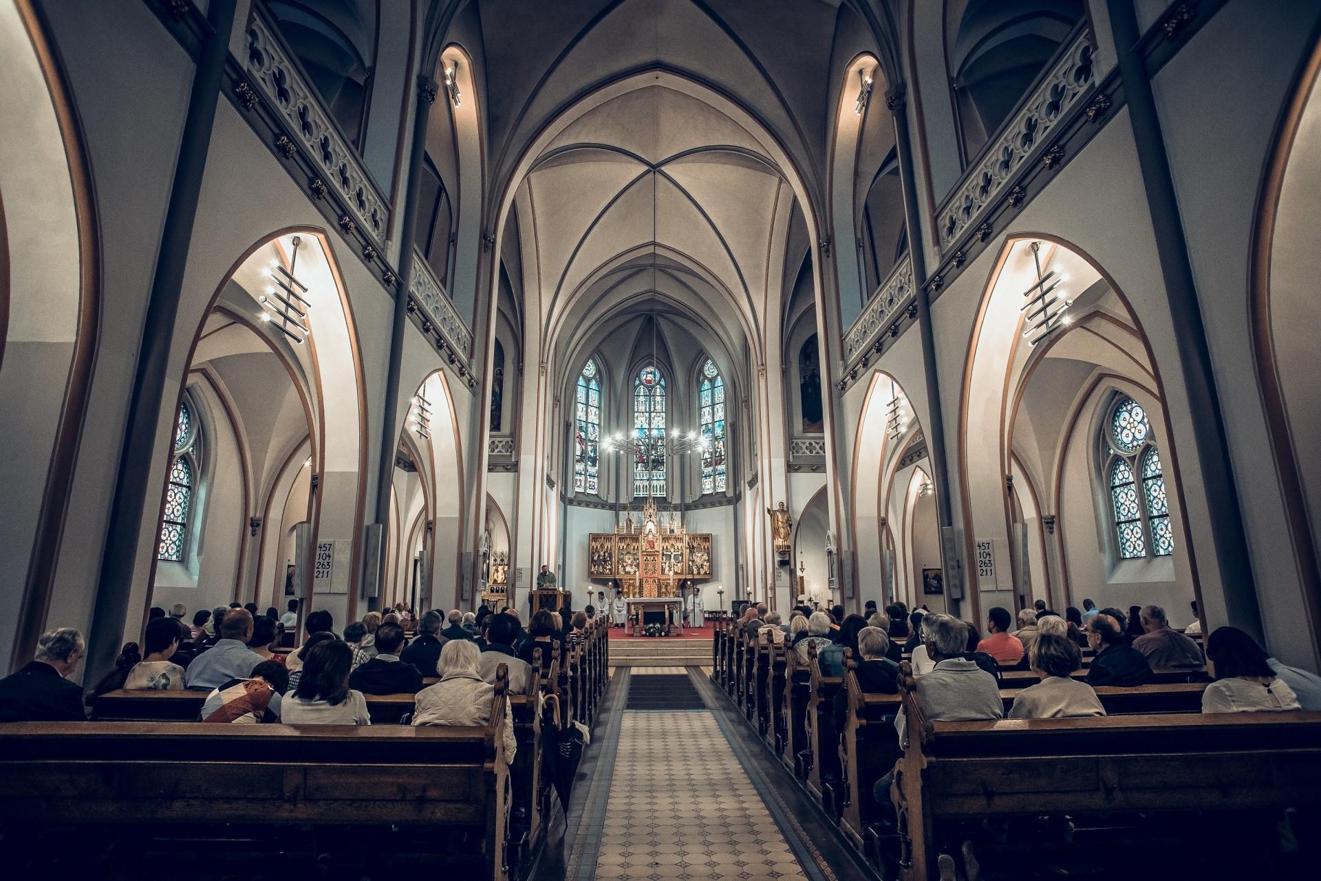 Man skal blandt andet fjerne plastmalingen i kirkerummet. Foto: Gaihede.