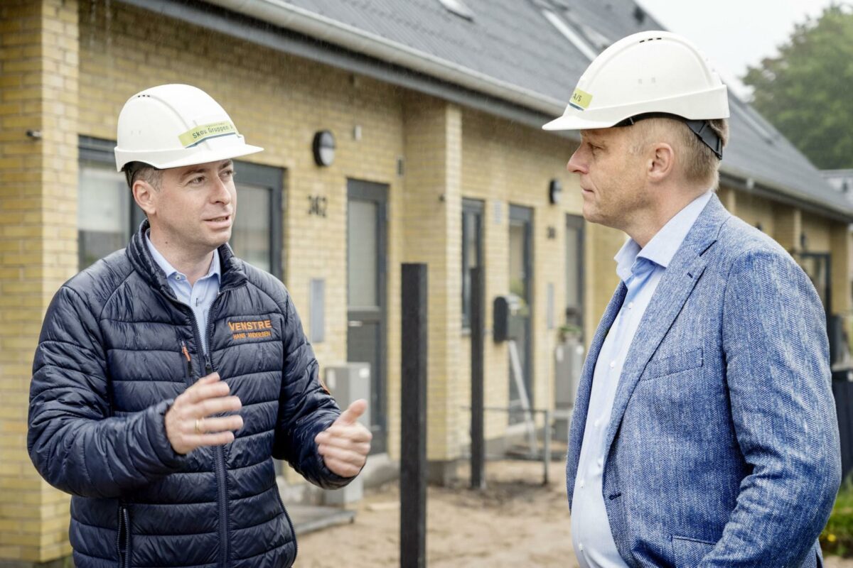 Martin Skou Heidemann (til højre) satte mandag Venstre-politiker Hans Andersen stævne om fremtidens arbejdsmiljø i byggebranchen. Mødet fandt sted i Humlebæk, hvor Skou Gruppen er ved at lægge sidste hånd på renoveringen af 123 almene boliger. Foto: Skou Gruppen.