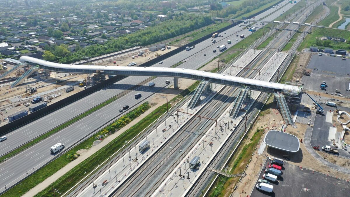 Køge Nord Station er en 225 meter lang gangbro, som består af 5 stålelementer. Foto: Banedanmark.