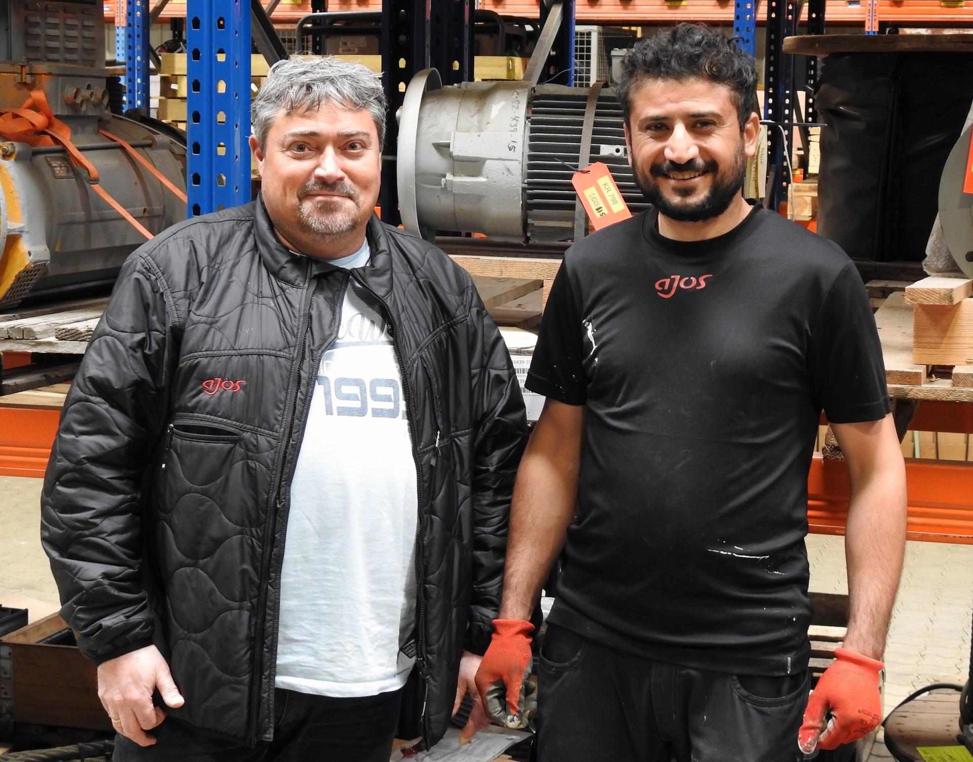 Lager- og indkøbsleder Dennis Witek og lager- og logistikmedarbejder Mohammed Hariri på Ajos' lager i Vejle.