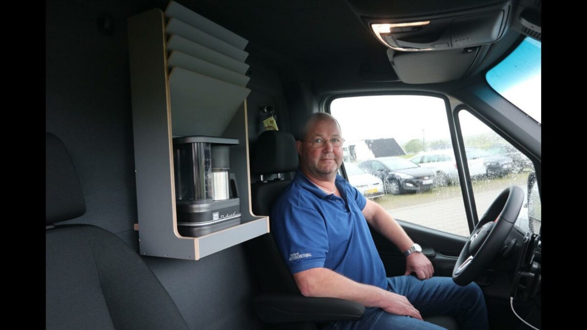 Kalle Smed fra Midtjysk Autoindretning viser en A4-holder monteret i en Mercedes-Benz Sprinter. Foto: Jess Ulrik Verge.