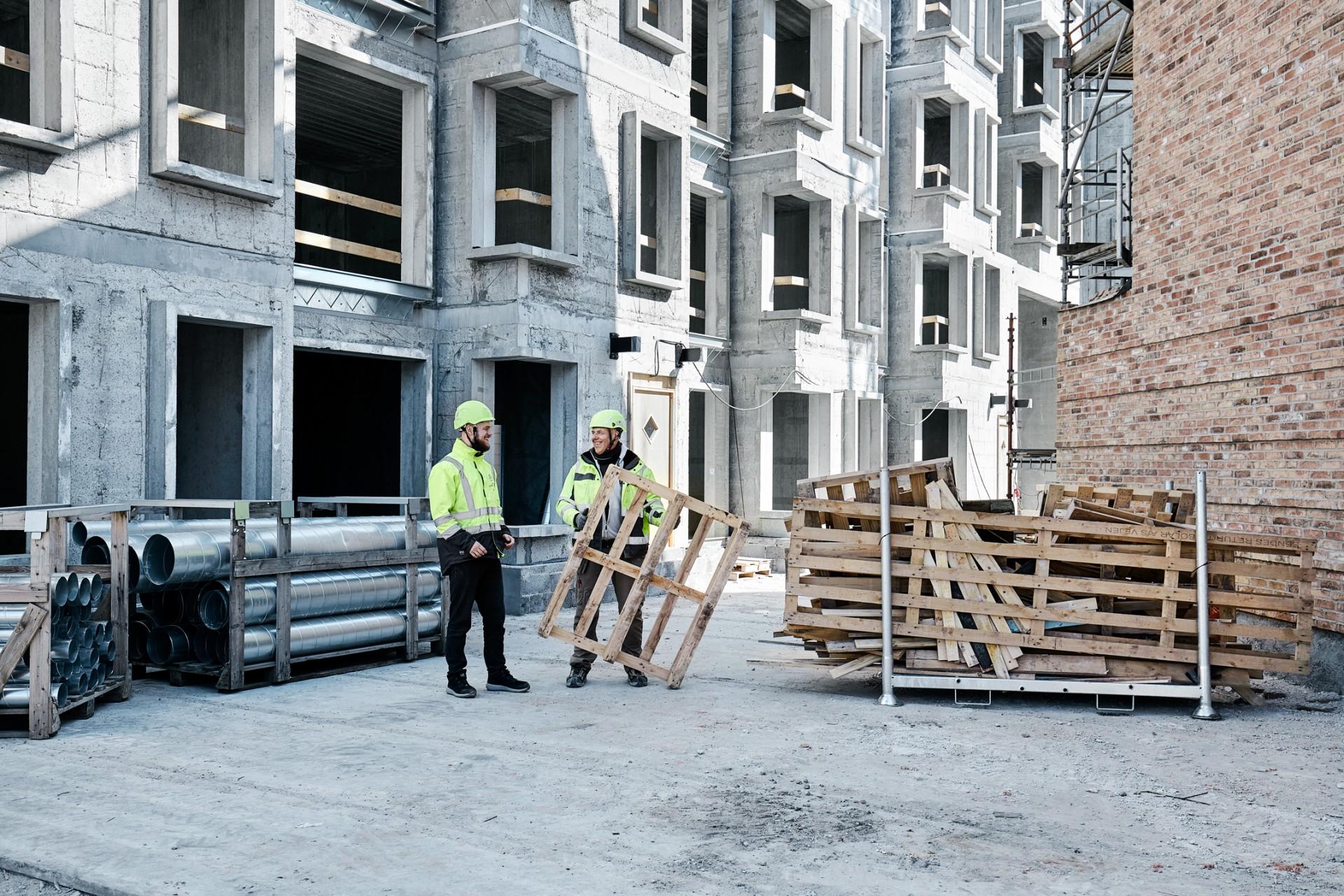 På pladsen i Køge deltager man i Gentræ-projektet. Gentræ er et koncept, hvor tømmer fra midlertidige konstruktioner på byggepladser bliver indsamlet, renset og solgt igen til samme formål. Foto: Jonathan Weimar.