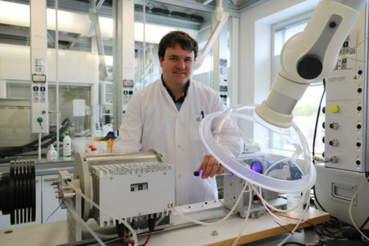 Martin Bonderup Østergaard ved varmemikroskopet. Foto: Camilla Kristensen, AAU.