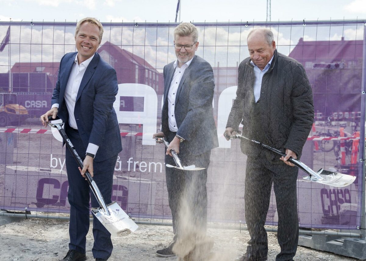 Første spadestik til Østerbro Skøjtehal foretaget af (fra venstre) Torben Modvig, adm. direktør i Casa, overborgmester Frank Jensen og kultur- og fritidsborgmester Franciska Rosenkilde. Foto: Casa A/S.