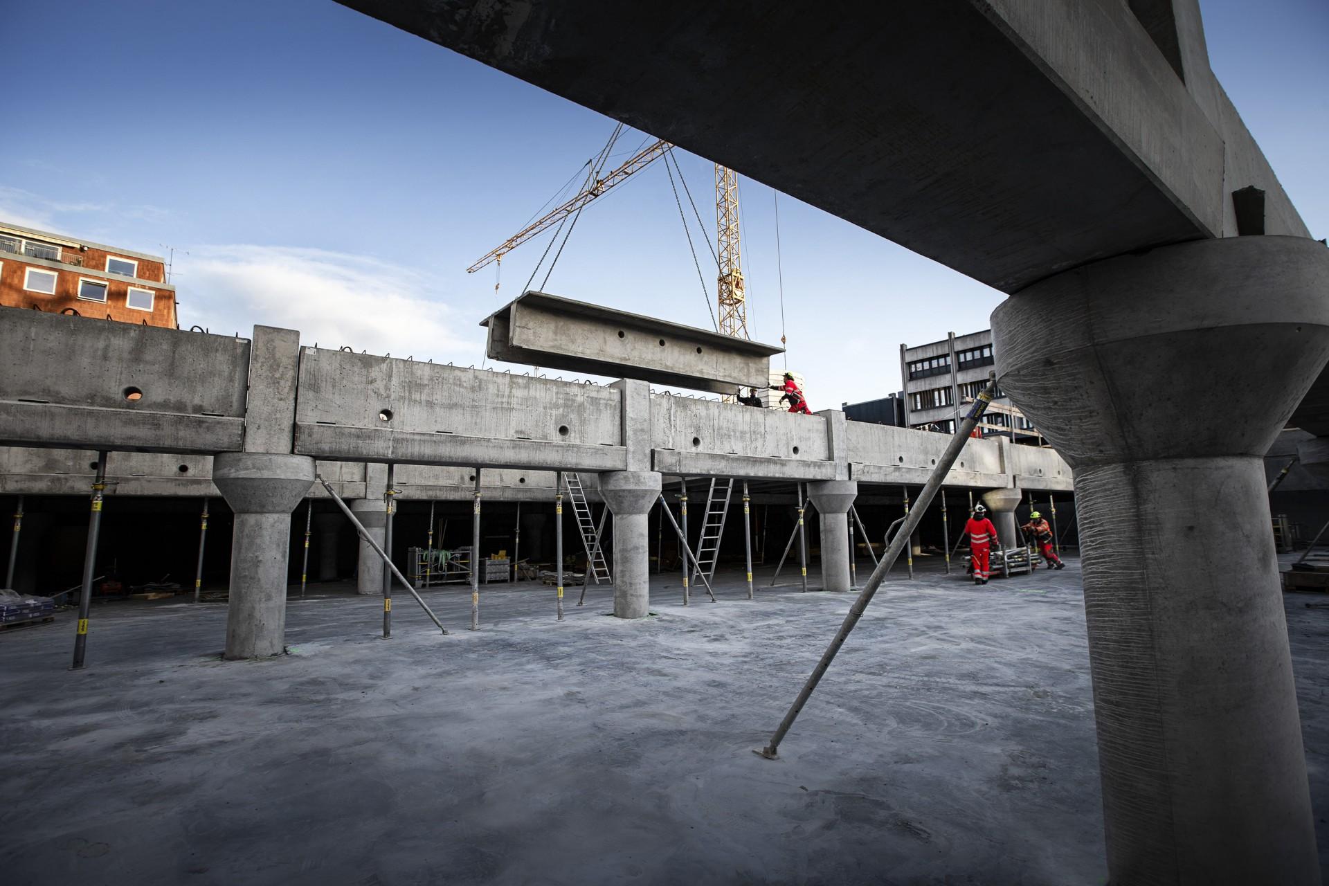 Parkeringskælderen består blandt andet af 2.000 betonelementer, der er installeret ved hjælp af de mange kraner på byggepladsen. Foto: Hannah Paludan Kristensen.
