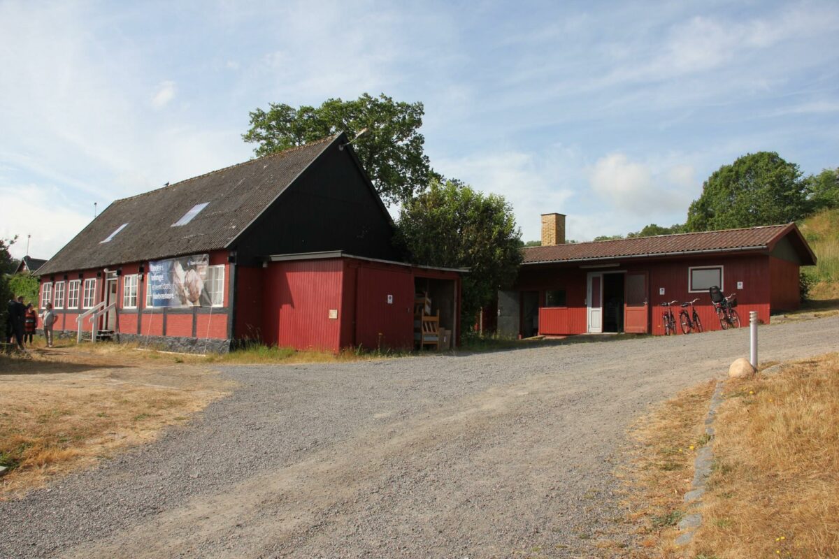 Studerende fra Arkitektskolen har først undersøgt og analyseret huset. Derefter har de udarbejdet de skitseforslag til husets fremtidige udtryk og funktion. Pressefoto.