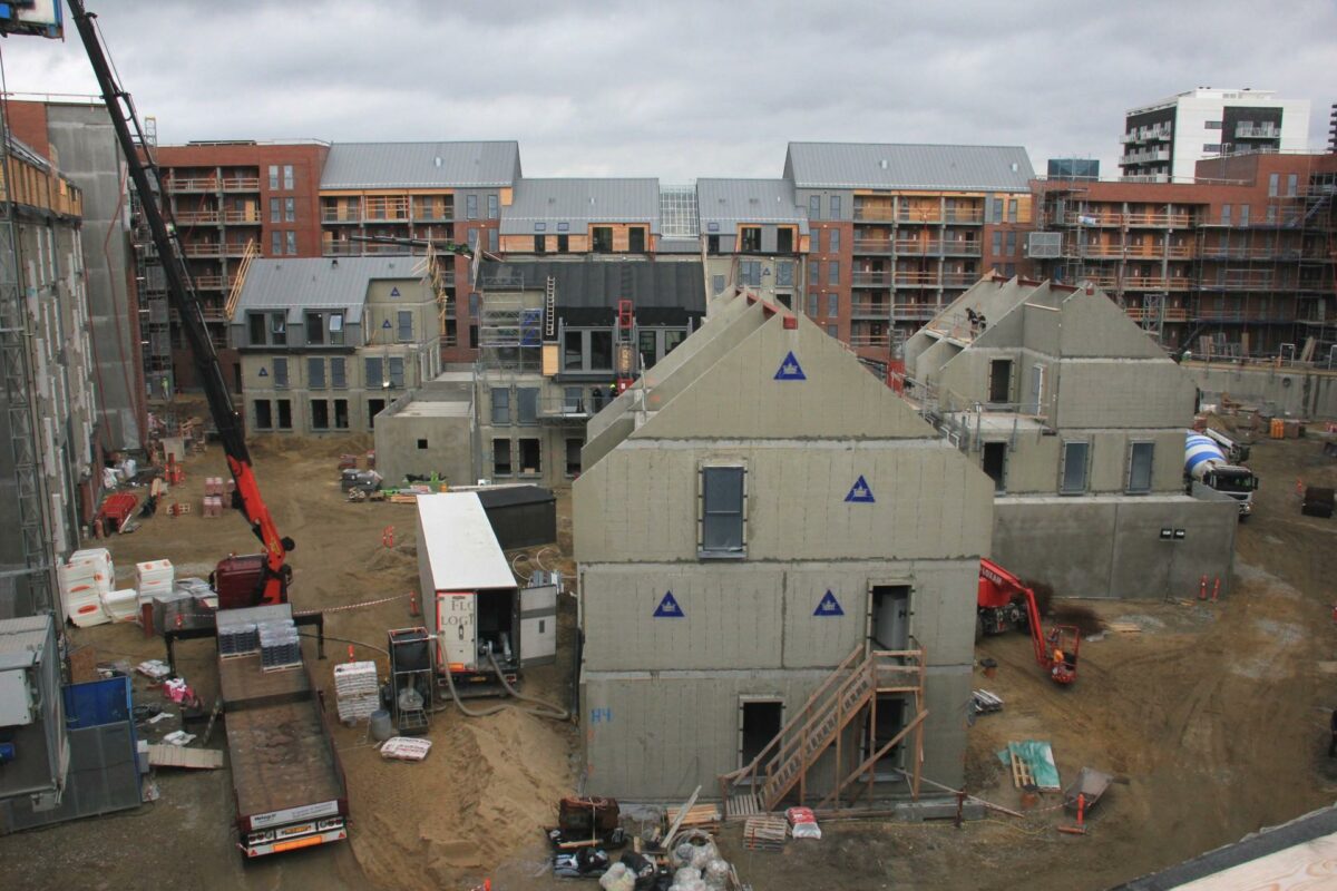 Da Dagens Byggeri besøgte pladsen i efteråret var der godt gang i byggeriet af de mange boliger i Trianglen. Nu er ca. halvdelen af lejlighederne afleveret. Arkivfoto: Torben Jastram.