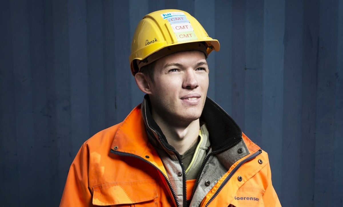 En af de mange lærlinge, som har fået sin uddannelse på metrobyggeriet, er 25-årige Nicklas. Han blev færdig som elektriker i 2017 og har efter et års ansættelse i Københavns Lufthavn nu fået fast job i Metro Service, der står for drift og vedligehold af den eksisterende metro. Foto: CMT.