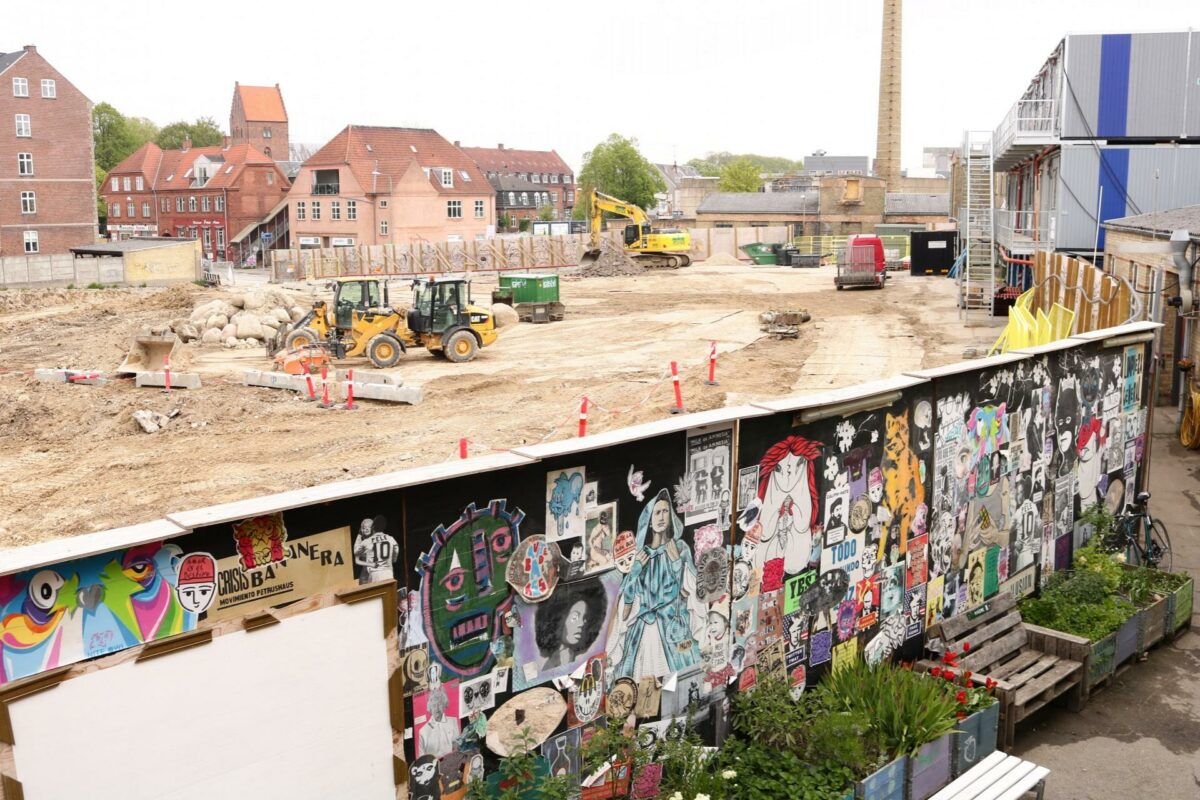 Gravemaskinerne er i gang med at gøre klar til endnu et byggeri med fokus på fællesskab. Denne gang i Roskilde. Foto: Boligselskabet Sjælland.