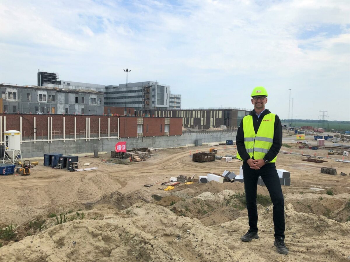 Peter Boltau foran byggeriet. Pressefoto.
